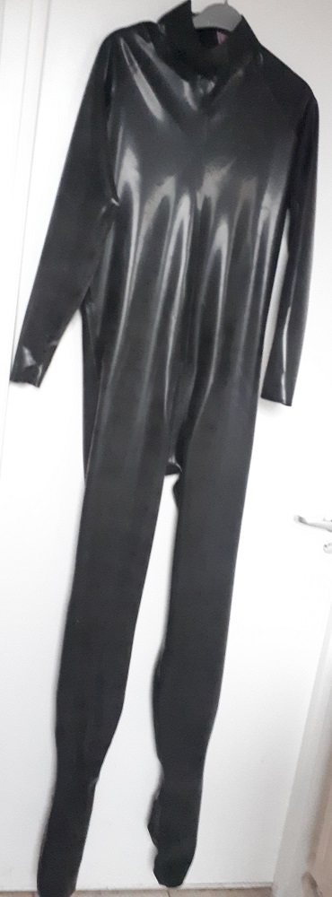 Latex Catsuit Neck Entry